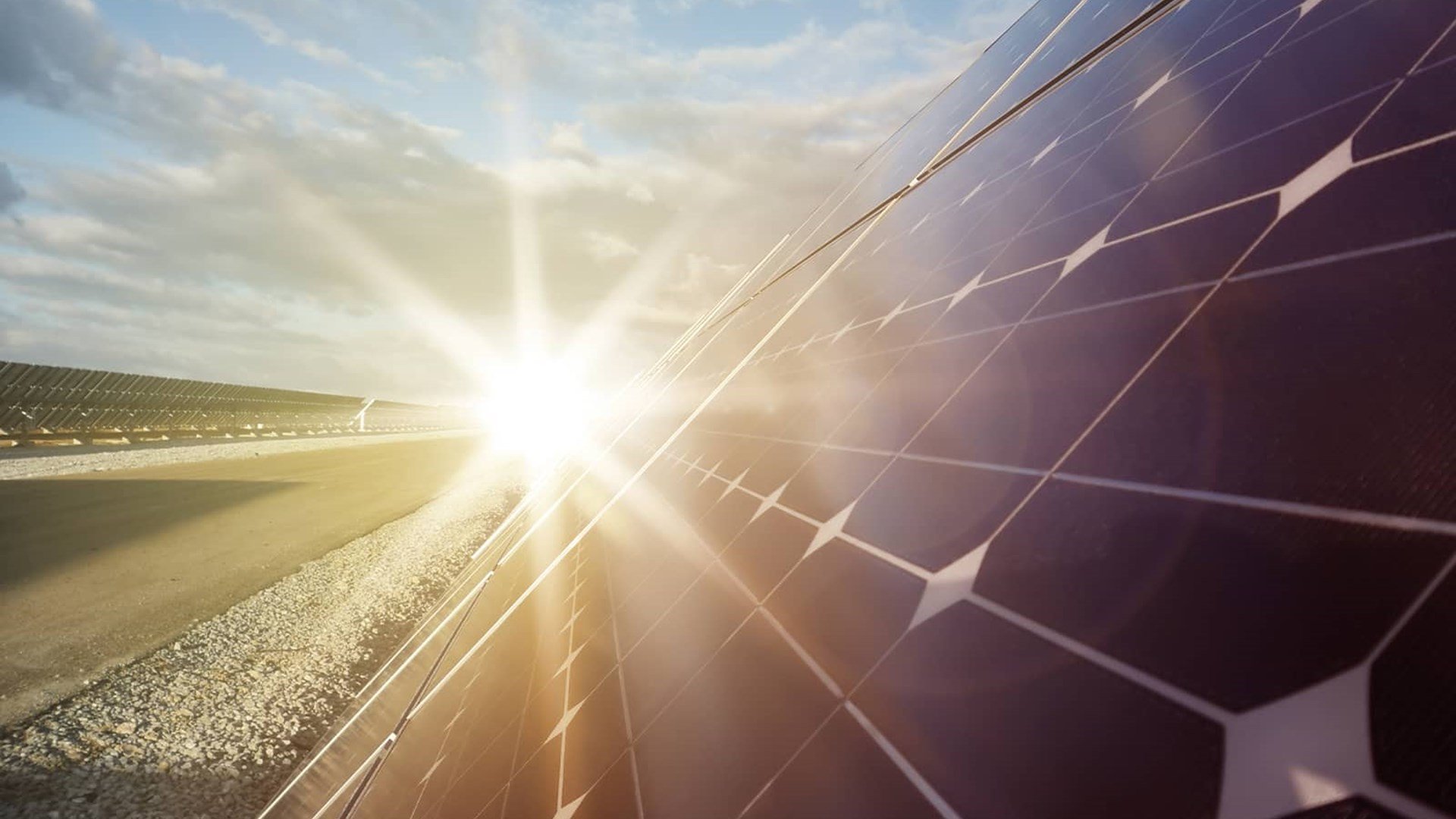 Solen skinner på solceller. Det giver vedvarende energi eller grøn energi, som det også kaldes. Men hvad er vedvarende energi ?